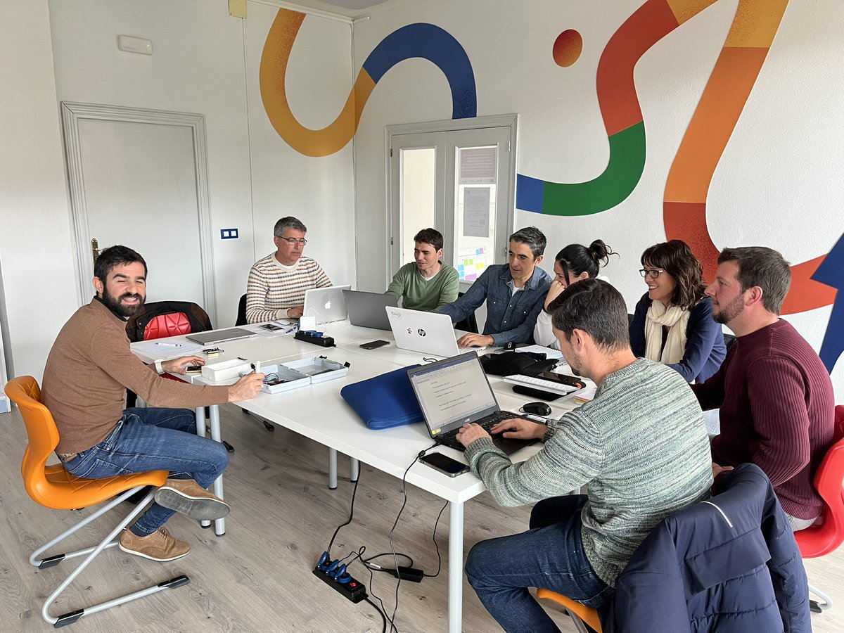 Asruiz63's tweet photo. Profesorado del IES el Palmeral de Orihuela participa en cursos de IoT en Salamanca, dentro del proyecto DRONES EN LAS AULAS 4.0, patrocinado por el Ministerio de Educación y FP , UE- Next Generation https://t.co/MRGzTZy2SB