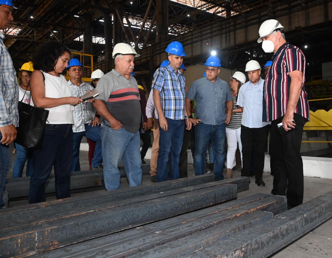 DiazCanelB's tweet photo. Recordábamos hoy la visita en 2018 a Antillana de Acero. El deterioro era notable. Esta mañana amanecimos allí y el cambio es total. Es una de las inversiones más importantes del país, a partir de un crédito ruso. Va muy bien. Pronto la Antillana estará aportando a la economía. https://t.co/tjNI24z3Wa