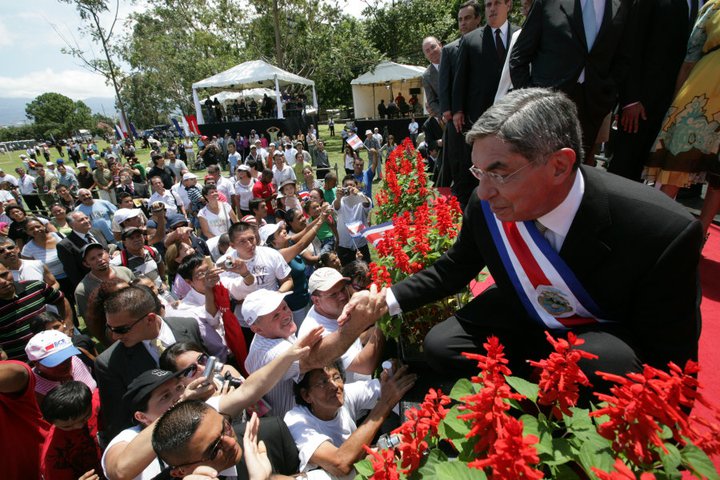 pfonsecaq's tweet photo. Ayer Pilar Cisneros en plenario preguntó hace cuánto la gente en Costa Rica no se acercaba a un presidente para saludarlo, pedirle una foto o un autógrafo o darle un abrazo. Bueno, quién sabe dónde ha vivido metida los últimos años: https://t.co/qGVbH4Rh4u
