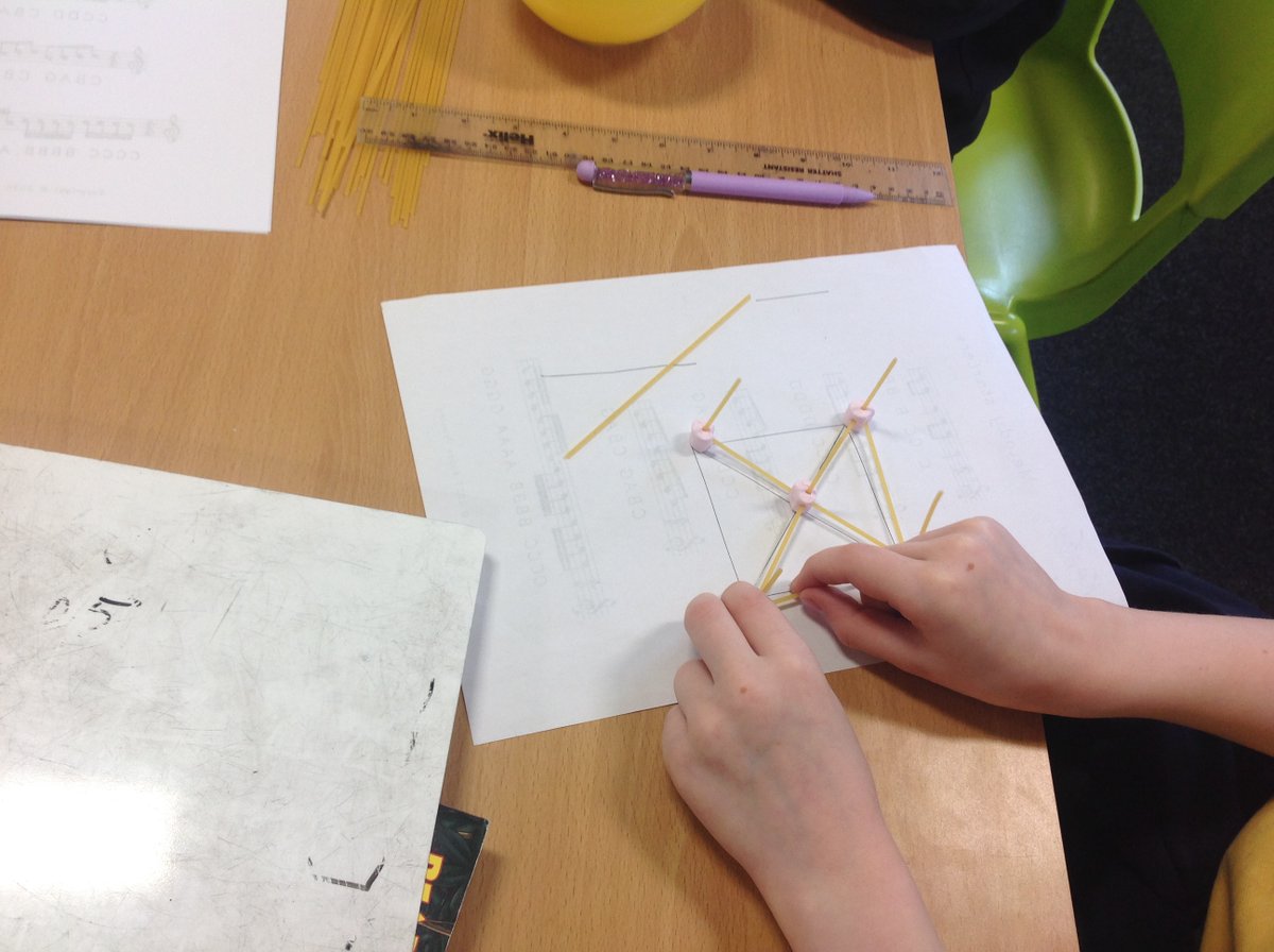 Y5ClassWarwick's tweet photo. We have had so much fun this afternoon investigating structures!  🏗️🏛️ @MeadsteadPA @MeadsteadHoS https://t.co/pwBa5lnEFI
