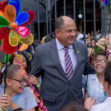 Ayer Pilar Cisneros en plenario preguntó hace cuánto la gente en Costa Rica no se acercaba a un presidente para saludarlo, pedirle una foto o un autógrafo o darle un abrazo. Bueno, quién sabe dónde ha vivido metida los últimos años: