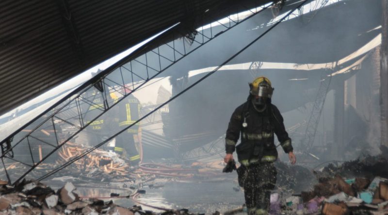 deramosdigital's tweet photo. Ramos Mejía: el incendio de un depósito de plásticos causó temor en el vecindario de Villa Rebasa: https://t.co/z9gL4C75CE https://t.co/4YX8k8buyl