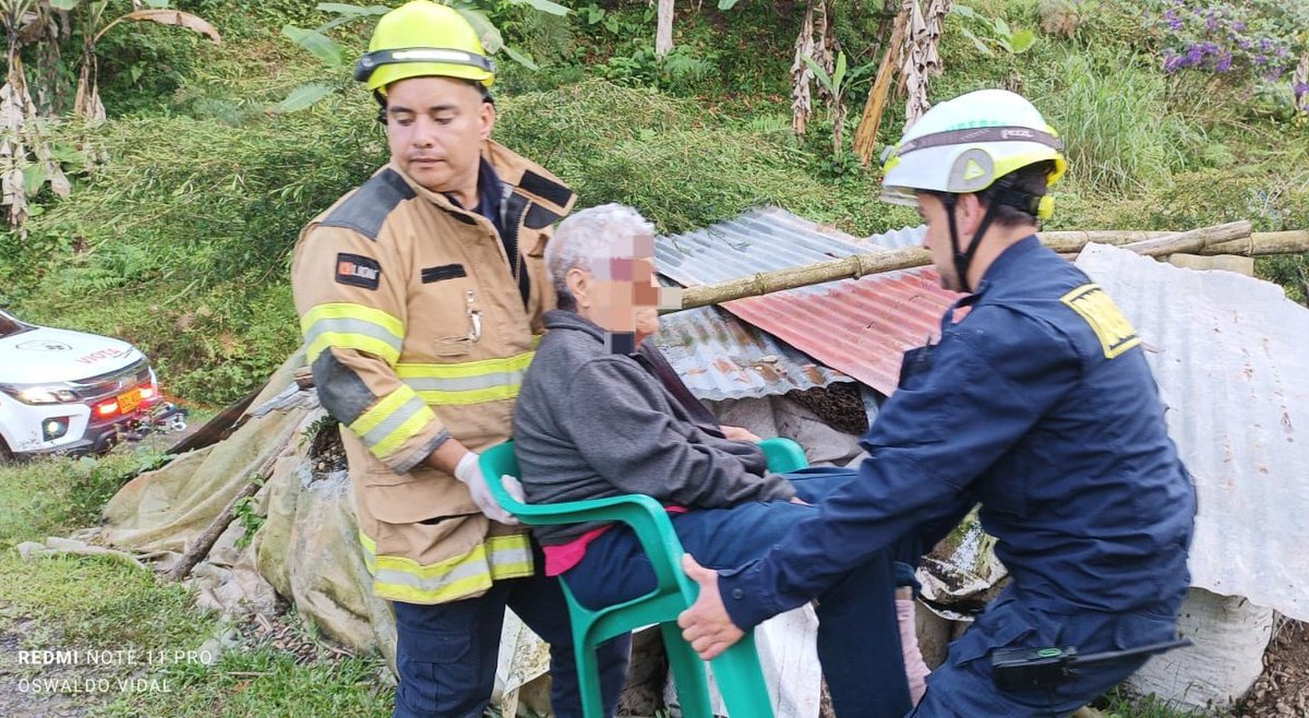 BomberoFarfan's tweet photo. Sin importar si somos  Oficiales , Voluntarios o Aeronáuticos simplemente ser #Bombero es  una noble misión que   muchas veces hace la diferencia.
Esa es la verdadera esencia de lo que somos y del porqué lo hacemos. https://t.co/dZM9az0XzQ