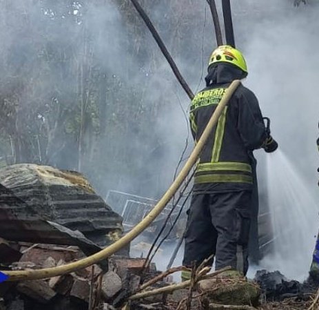 BomberoFarfan's tweet photo. Sin importar si somos  Oficiales , Voluntarios o Aeronáuticos simplemente ser #Bombero es  una noble misión que   muchas veces hace la diferencia.
Esa es la verdadera esencia de lo que somos y del porqué lo hacemos. https://t.co/dZM9az0XzQ