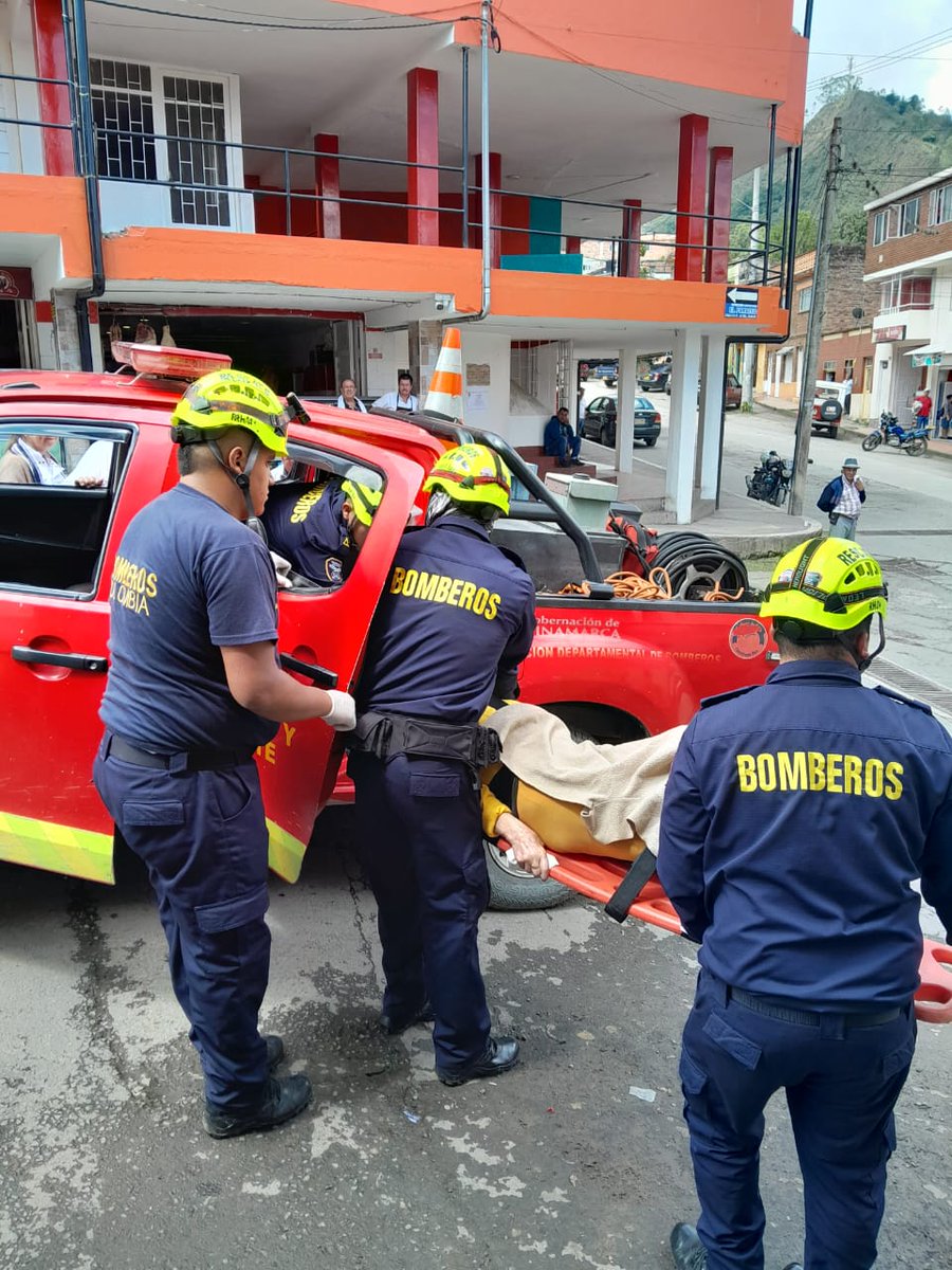 BomberoFarfan's tweet photo. Sin importar si somos  Oficiales , Voluntarios o Aeronáuticos simplemente ser #Bombero es  una noble misión que   muchas veces hace la diferencia.
Esa es la verdadera esencia de lo que somos y del porqué lo hacemos. https://t.co/dZM9az0XzQ