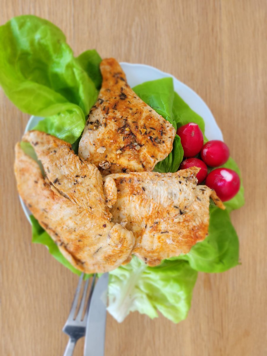 DawidPiorun's tweet photo. 2 treningi zrobione - siłowy i cardio, więc pora na obiad.
Sznycle z kurczaka 400g w przyprawach grilowane bez tłuszczu na sałacie z rzodkiewką. Około 430kcal i 88g białka.
#fitstagram #fitstagram #fittata #fitfood #zdrowo #fitkwiecien #jedzenie https://t.co/kh8xTZ8J1Y