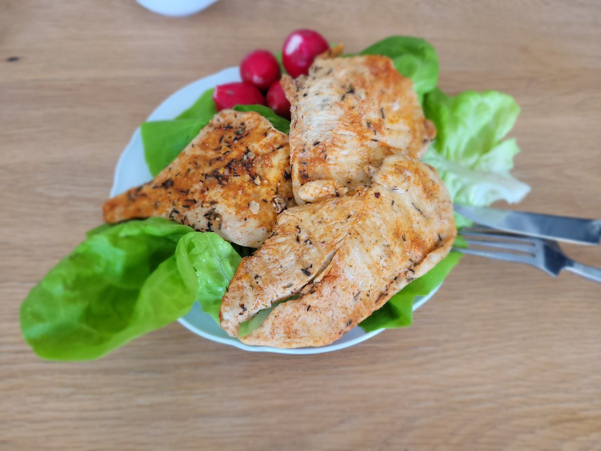 DawidPiorun's tweet photo. 2 treningi zrobione - siłowy i cardio, więc pora na obiad.
Sznycle z kurczaka 400g w przyprawach grilowane bez tłuszczu na sałacie z rzodkiewką. Około 430kcal i 88g białka.
#fitstagram #fitstagram #fittata #fitfood #zdrowo #fitkwiecien #jedzenie https://t.co/kh8xTZ8J1Y