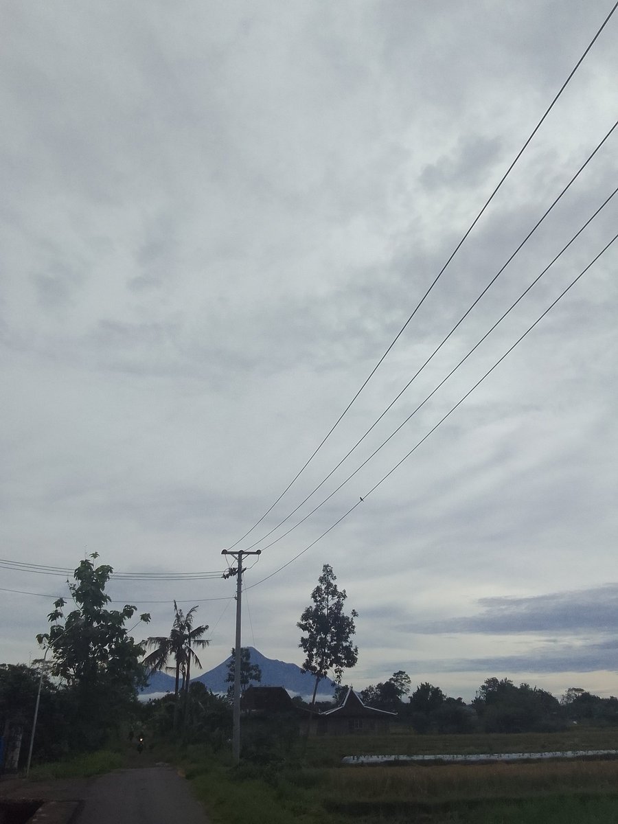 sevrium's tweet photo. ini foto gunung merapi tapi kepotong ih🥹🫤 https://t.co/yER1qN0wWf