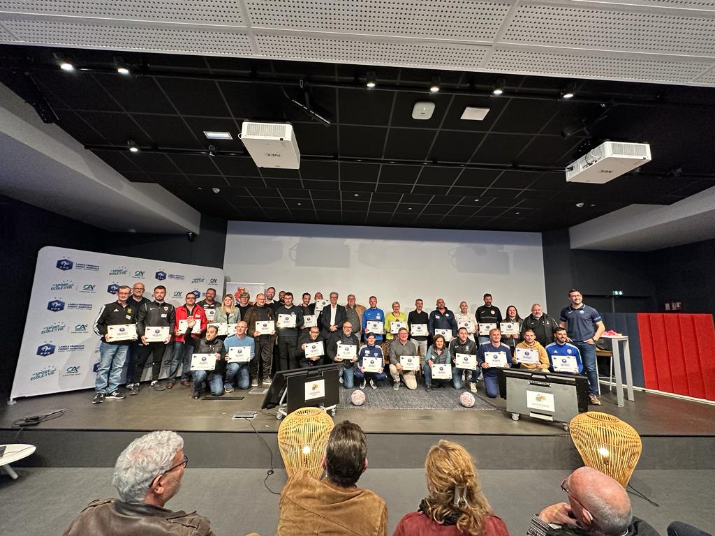 ca_centrest's tweet photo. Cérémonie de remise des #LabelsFFF CA au @VillagebyCaCe 👉 20 clubs récompensés avec le @DistrictRhone pour leurs efforts de structuration sportive, associative et éducative 🏆⚽ 👏. #FFF #LabelFFF #football #SportEcoleDeVie https://t.co/ufoJb6WV0g