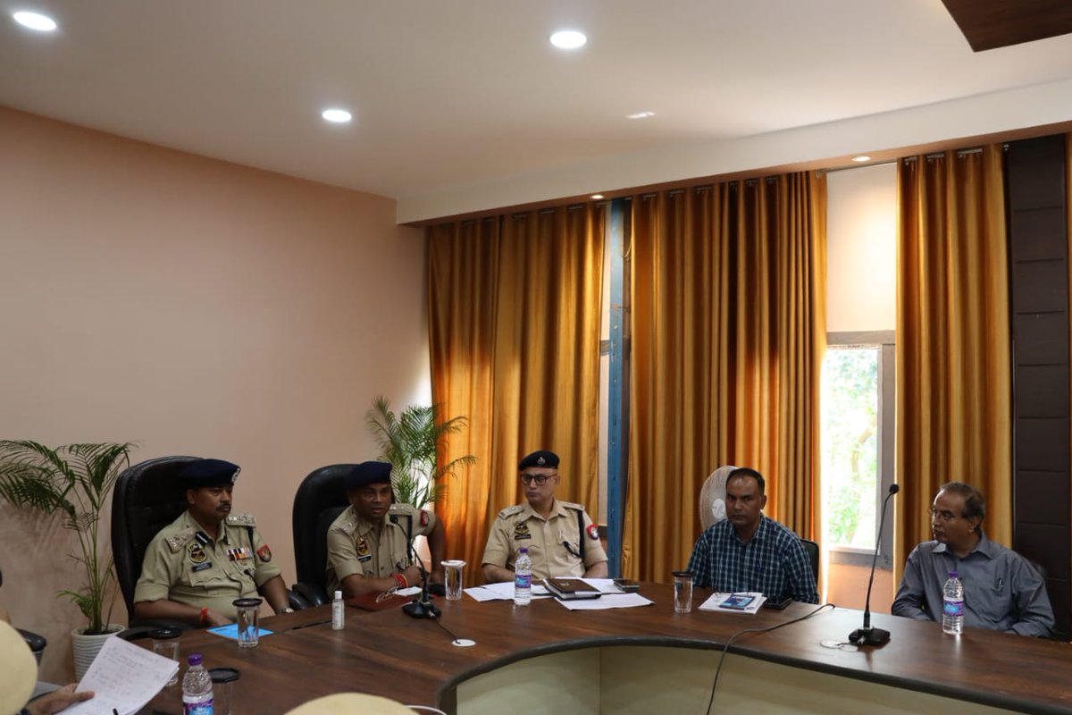 cacharpolice's tweet photo. Crime review meeting was held today. DIGP(SR) &amp; SP Cachar conducted the meeting. All the Police officers and other stake holding departments participated to ensure compliance of important instructions and guidelines laid down by APHQrs and CID HQrs.
@DGPAssamPolice
@assampolice https://t.co/ff4FmlfyxH