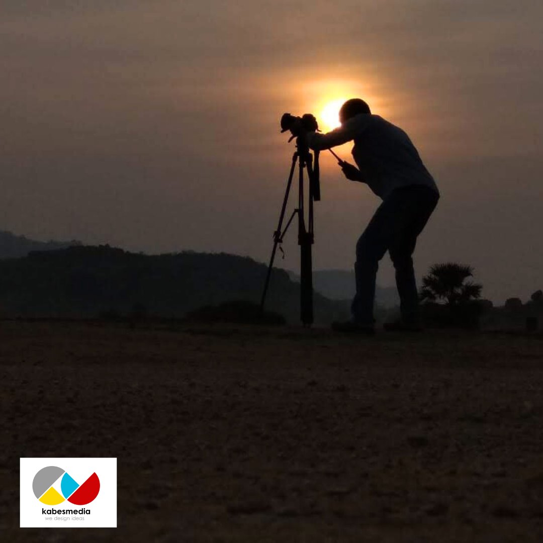 KabesMedia's tweet photo. Our talented team ensures every shot is picture-perfect, and sometimes nature rewards us with unexpected beauty - like this mesmerizing halo effect during a sunset shoot. Let us bring your brand's story to life with the same mesmerizing glow of the golden hour. #BehindTheScenes https://t.co/v9J0mYl5By