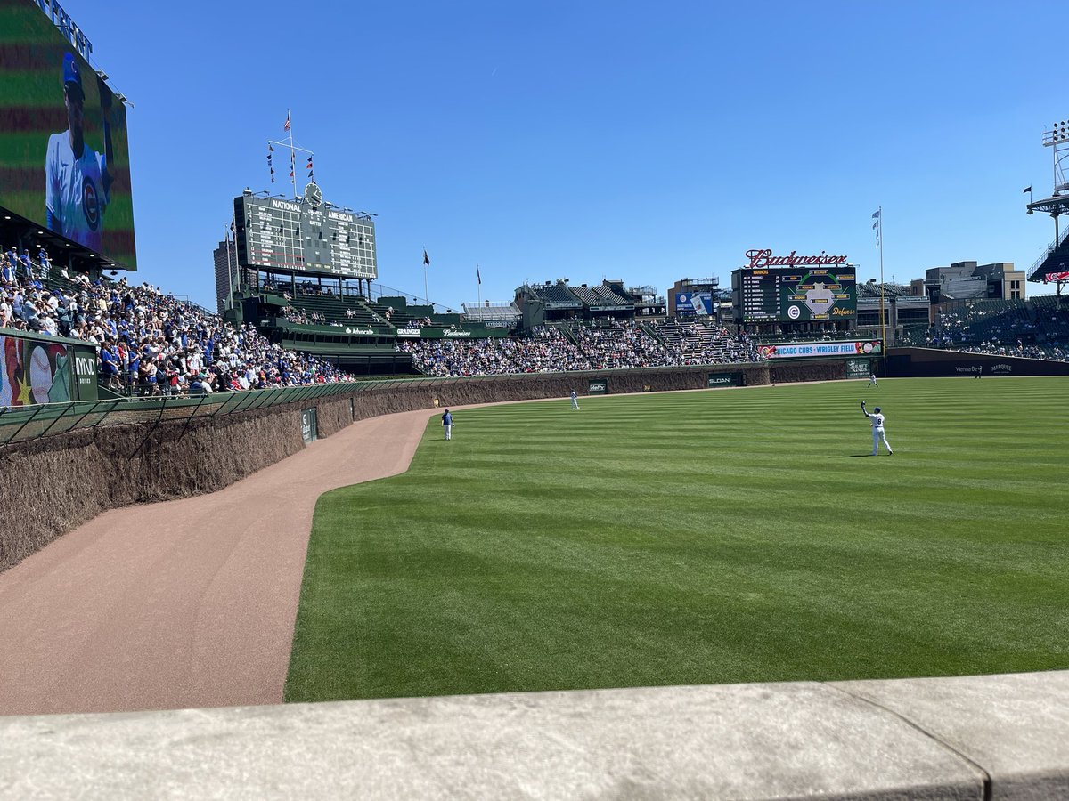 mercer_14's tweet photo. Another amazing day spent at the friendly confines and @murphysbleacher @Mercer_211 1st trip this year 🍺⚾️⚾️⚾️🍺 https://t.co/jpr9E1QBhC