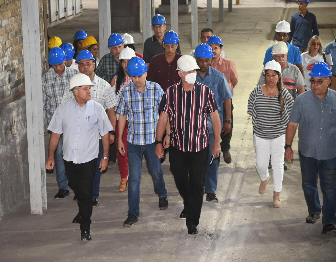 DiazCanelB's tweet photo. Recordábamos hoy la visita en 2018 a Antillana de Acero. El deterioro era notable. Esta mañana amanecimos allí y el cambio es total. Es una de las inversiones más importantes del país, a partir de un crédito ruso. Va muy bien. Pronto la Antillana estará aportando a la economía. https://t.co/tjNI24z3Wa
