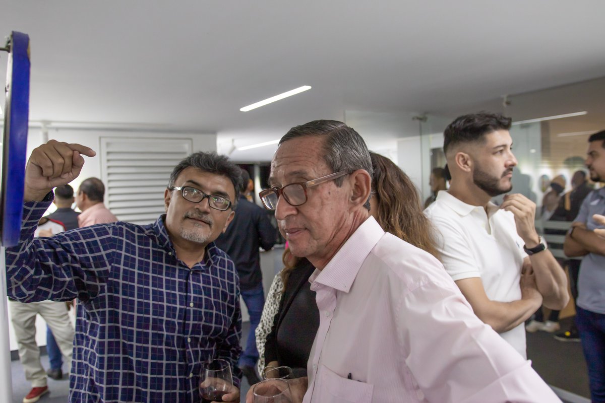 ArteEmelec's tweet photo. Inauguramos 🥳💪🏽la muestra pictórica "ZONA AZUL" que recorre los #94 años de Fundación @CSEmelec ⚡️  en la Galería CSE en @blurooftopec 
#CSE #PorEmelec #SiempreJuntos #arte #artecontemporaneo https://t.co/vsM9sJODXs