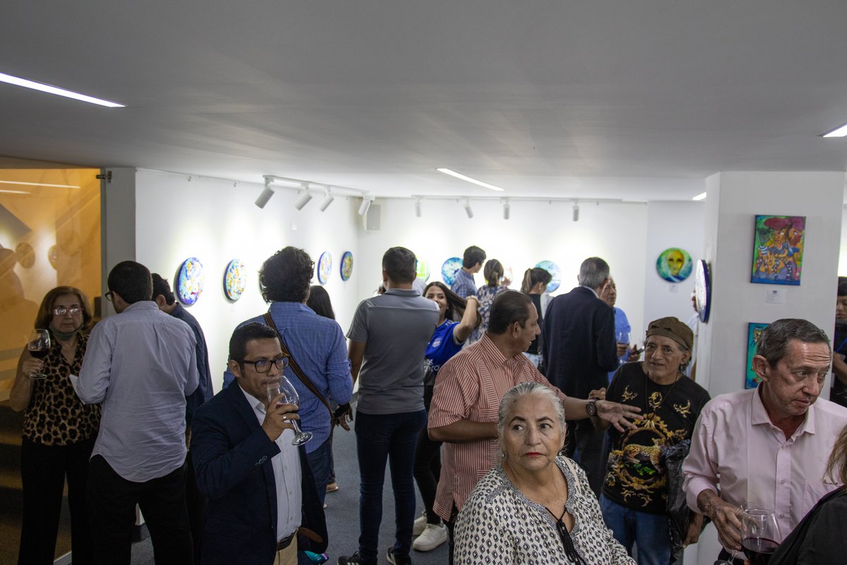 ArteEmelec's tweet photo. Inauguramos 🥳💪🏽la muestra pictórica "ZONA AZUL" que recorre los #94 años de Fundación @CSEmelec ⚡️  en la Galería CSE en @blurooftopec 
#CSE #PorEmelec #SiempreJuntos #arte #artecontemporaneo https://t.co/vsM9sJODXs