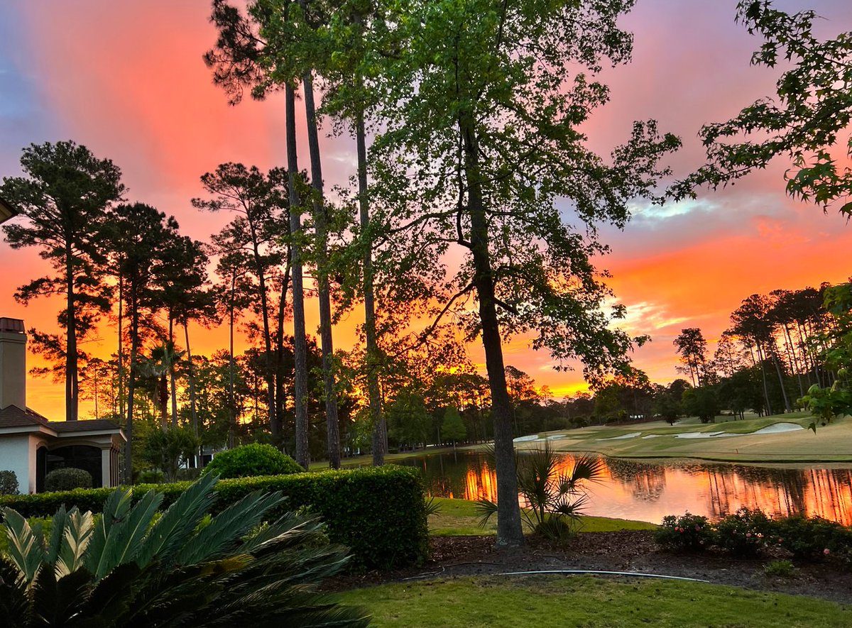 BerkeleyHall_SC's tweet photo. Good morning Sunshine!  Welcomed this morning by an absolutely gorgeous sunrise over 15 South lagoon! {thanks to Diana Haran for sharing with us!} #BerkeleyExperience https://t.co/rIGgV9nB20