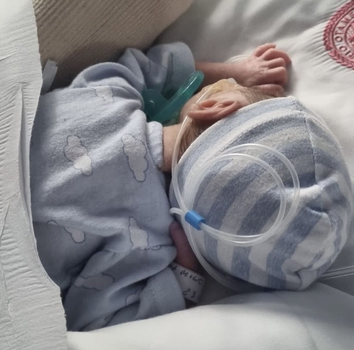 Venimos a presumir que a nuestro hijo no le entra mas la ropa triple 0 de prematuro y que paso a doble 0 🥹🐣 te amamos tanto torito ✨