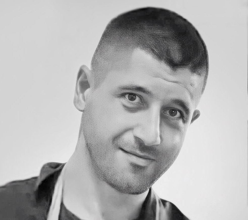 shimababaeii's tweet photo. روایت یکی از هم‌بندیان #محمد_حسینی
۱-سید عاشق بود، به مهربونی و معرفت با همه رفتار می‌کرد.
بنده خدا ظرف‌ها رو جمع می‌کرد و میشست.
بهش می‌گفتم: داداش نکن اینکارو
می‌گفت: من بدون پدر و مادر و با سختی بزرگ شدم، کسی رو نداشتم و همیشه خودم کارهام رو انجام دادم و کار کردن رو دوست دارم. https://t.co/wNoxbU2Gmr