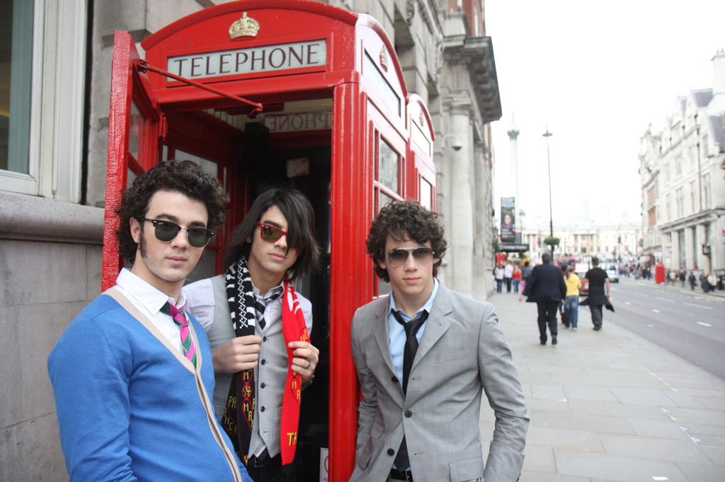 jonasbrothers's tweet photo. London #TBT 🇬🇧 https://t.co/yGS8GOi11Y