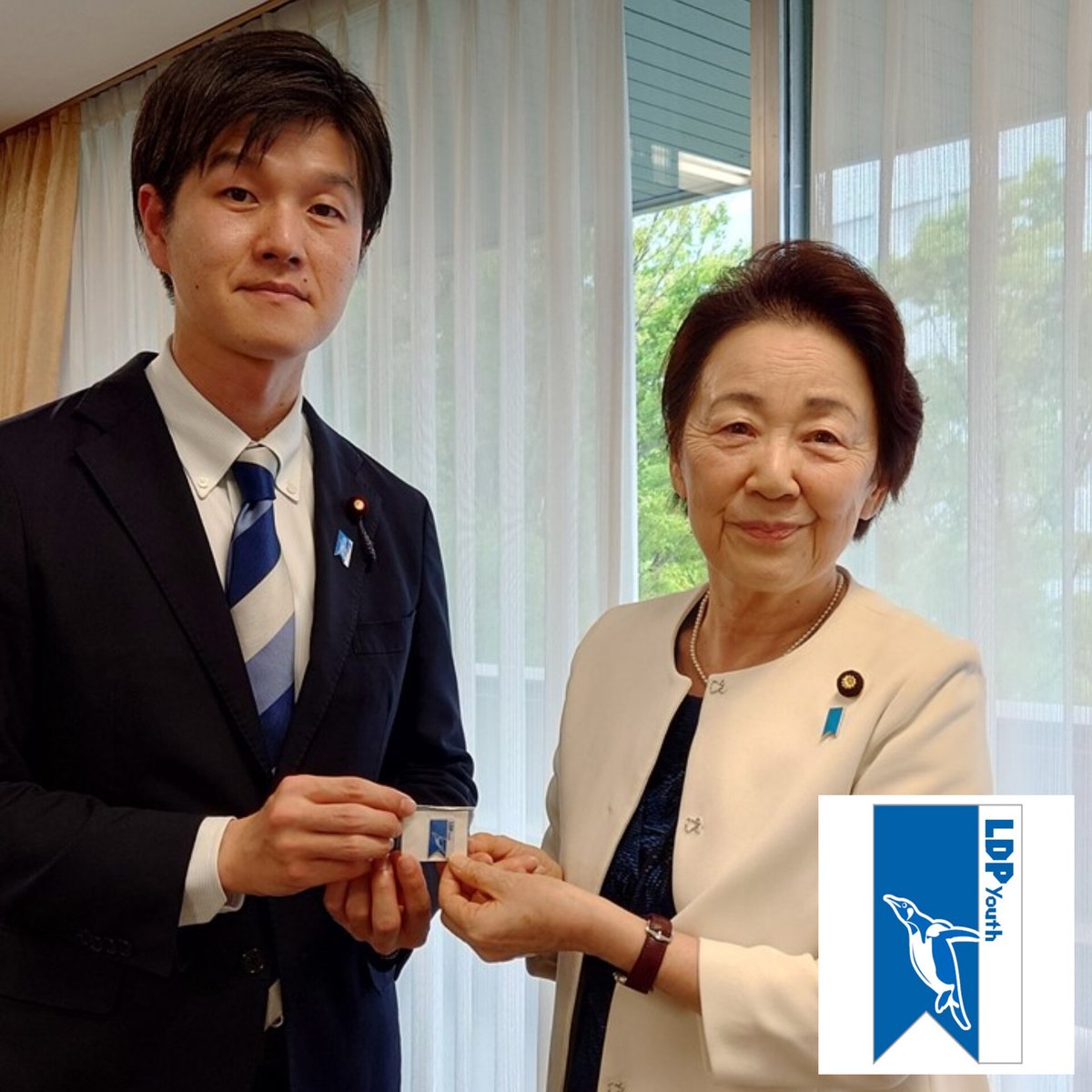 鈴木憲和青年局長の発案で、自民党青年局オリジナルのブルーリボン