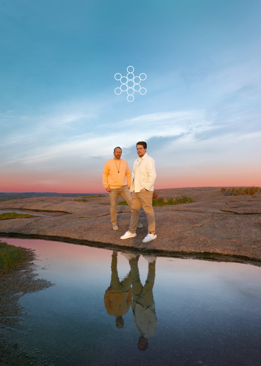 praanamusic's tweet photo. Sending gratitude to everyone for the outpouring of love we’ve received over the last few weeks. Finally unveiling ourselves, dropping our new @colorize_music Mix and then releasing ‘Moment’ has been special and we want to thank all of you💙

📸 @thejanegreer https://t.co/JmUjPiSDc7