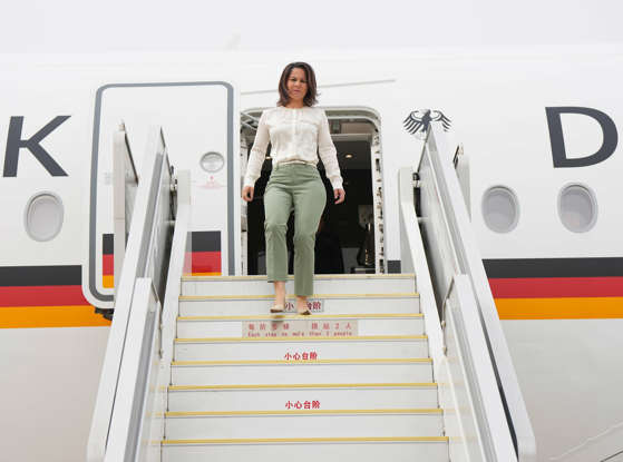 businessnews201's tweet photo. Ist das das richtige Outfit für einen Antrittsbesuch einer deutschen Außenministerin in China? https://t.co/ogWi5a6eHb