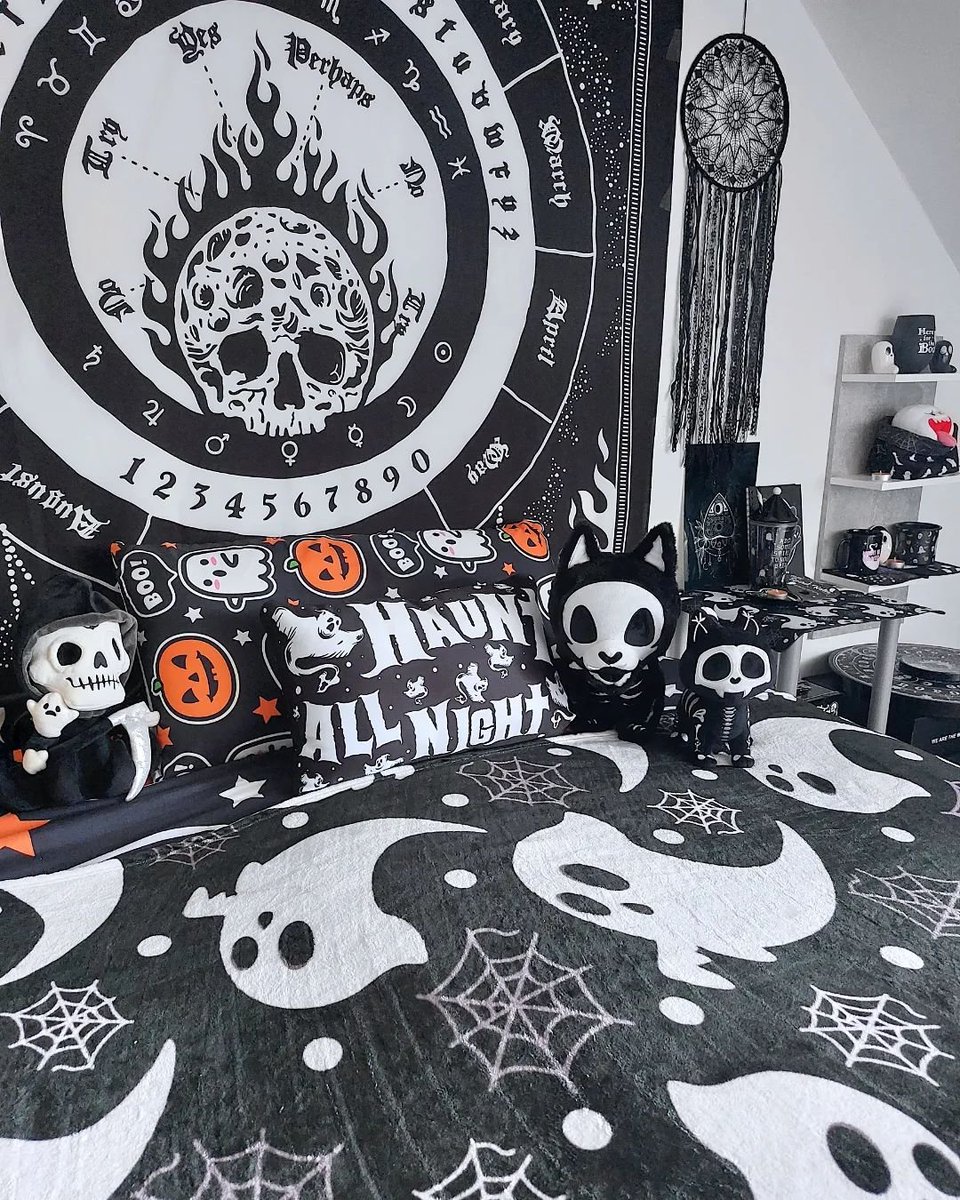 VampireFreaks's tweet photo. Sunday Mornings are the best - + who wouldn't want to stay in bed with such a spooky bed like this? Cuddle up with our Barky Bones Plush &amp; our Skelekitty Plush for spooky dreams!

Picture via @valentinescorpse

#GothRoom #GothBedroom #VampireFreaks #Skelekitty #GothHomeDecor #Alt https://t.co/OCrDpdyOBF
