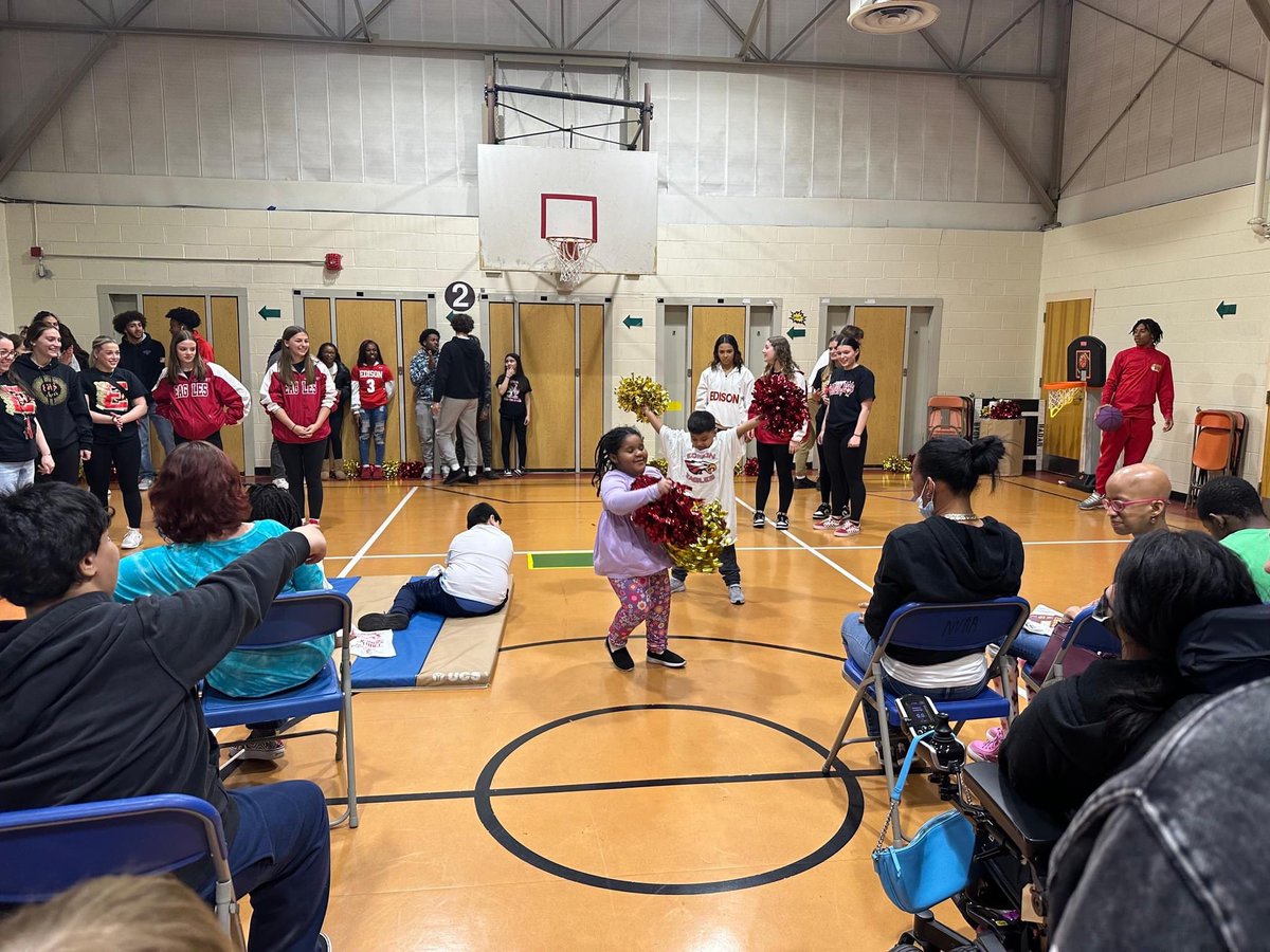 ESCofNJ's tweet photo. Before break, students at our Piscataway Regional Day School ended spirit week with a pep rally by the Edison High School cheerleaders and basketball teams! #ESCNJ #PRDSNJ https://t.co/bVgp9SAnGZ