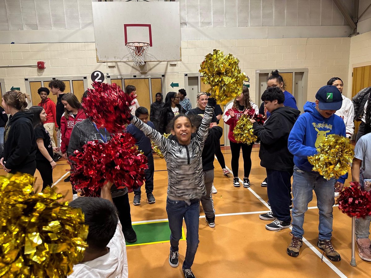 ESCofNJ's tweet photo. Before break, students at our Piscataway Regional Day School ended spirit week with a pep rally by the Edison High School cheerleaders and basketball teams! #ESCNJ #PRDSNJ https://t.co/bVgp9SAnGZ