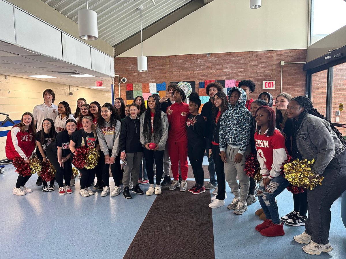 ESCofNJ's tweet photo. Before break, students at our Piscataway Regional Day School ended spirit week with a pep rally by the Edison High School cheerleaders and basketball teams! #ESCNJ #PRDSNJ https://t.co/bVgp9SAnGZ