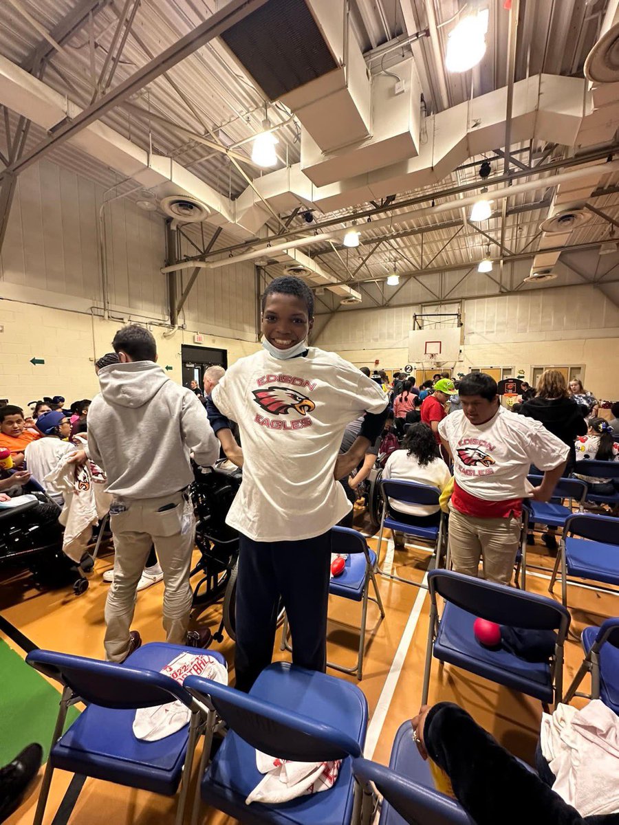 ESCofNJ's tweet photo. Before break, students at our Piscataway Regional Day School ended spirit week with a pep rally by the Edison High School cheerleaders and basketball teams! #ESCNJ #PRDSNJ https://t.co/bVgp9SAnGZ