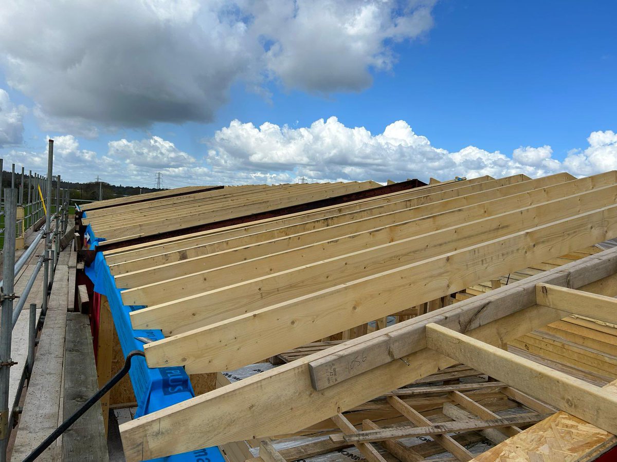 Frame_Tech's tweet photo. Lovely day onsite today after such storms yesterday great #classq #barn #timberframe lads have made great progress @STAtimber #timefortimber the only way to build progress onsite has been amazing #teameffort https://t.co/xJ8e9DfbJi