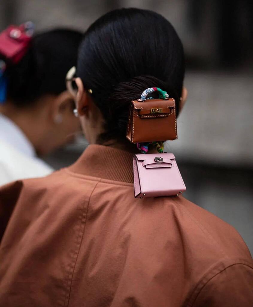 StyleVitae's tweet photo. Have you ever thought of using a Hermes bag as a hair accessory? These adorable miniature bags add a touch of luxury to any hairstyle. Would you give it a try or stick with more traditional hair accessories?

#stylevitae #svbeauty #hermes #hairaccessorie… https://t.co/O6gSkEGLu4 https://t.co/7UaeGejCSz