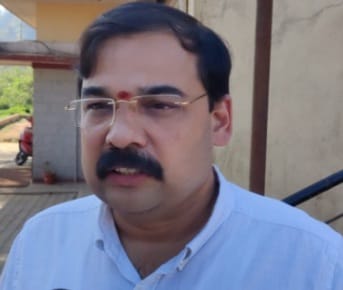 #Hindu_Advocate_Attacked
Adv. Krishnamurthy who is representing devout Hindus in Gauri Lankesh murder case. 

❓Question is

WHO IS BEHIND THIS ❓❓❓

PFI Terrorists or naxalites ❓❓❓

#HindusUnderAttack #Gauri_Lankesh_Case
