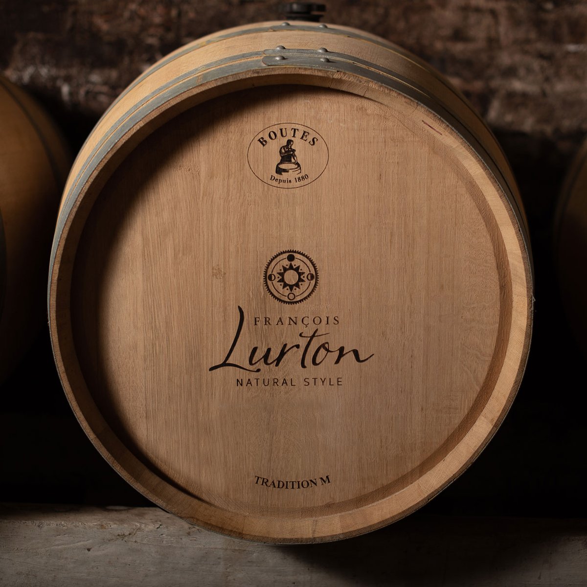 Gran Lurton reposa en barricas de roble francés durante 18 meses, lo que le da un color rojo intenso con reflejos cereza y una nariz intensa y concentrada con notas de arándano, grosella negra y aromas de tomillo. ¡Ven y prueba nuestro Gran Lurton hoy mismo! 🍷👌

 #GranLurton