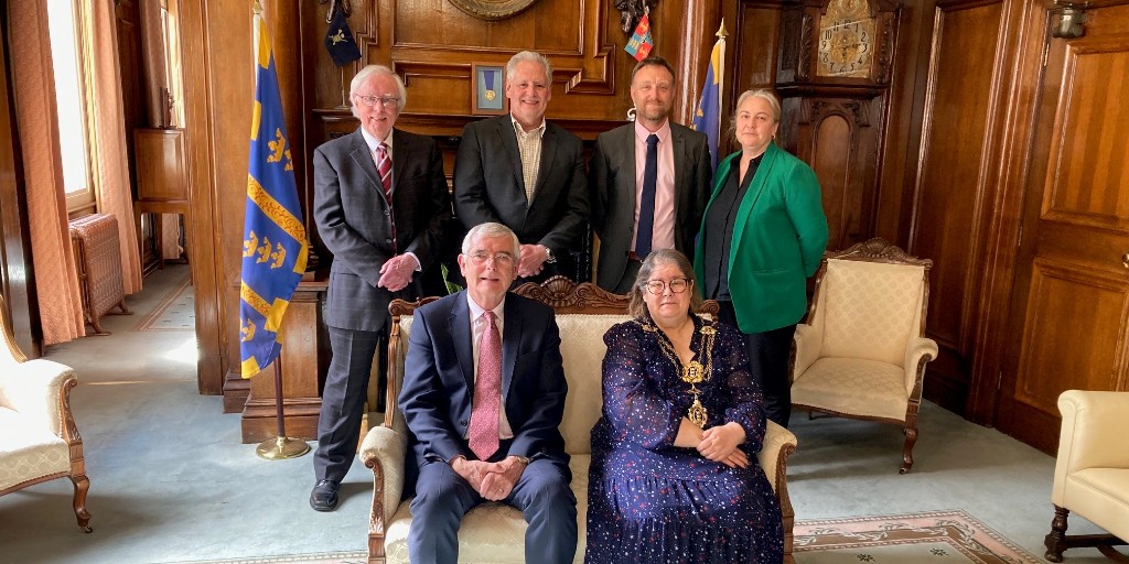 CatZeroOfficial's tweet photo. Thanks to the @HullLordMayor &amp; Admiral of the Humber for inviting us to lunch on Monday &amp; helping us to celebrate 15 years of #CatZero. We're pleased to build our relationship with Hull City Council as we continue vital work with our lottery-funded Full Families programmes. https://t.co/OY2jdQpauD