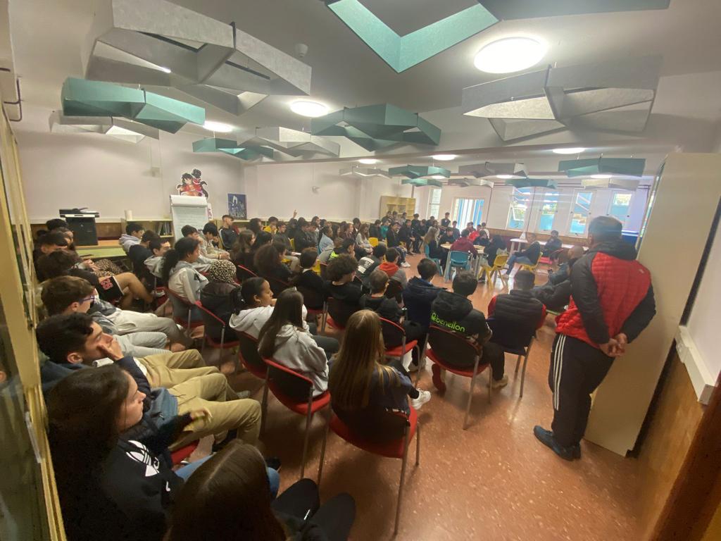 alfonsozapico's tweet photo. Muchas gracias a los alumnos del IES Pando de Oviedo por la conversación de esta mañana, un honor participar en la I Semana del Cómic. Bravo por esos profes militantes de la causa comiquera! 🙌 https://t.co/KctGt1uKJ0