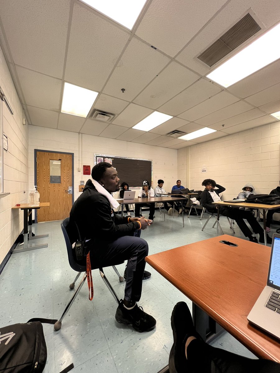 HayfieldAthLead's tweet photo. Thank you to Kennedy @kennedycarter28 for coming to share his athletic journey with our classes. We loved having you and hearing your story. #hawksgiveback #onceahawkalwaysahawk @hayfieldsports @HayfieldFB https://t.co/q1l8CeQLA3