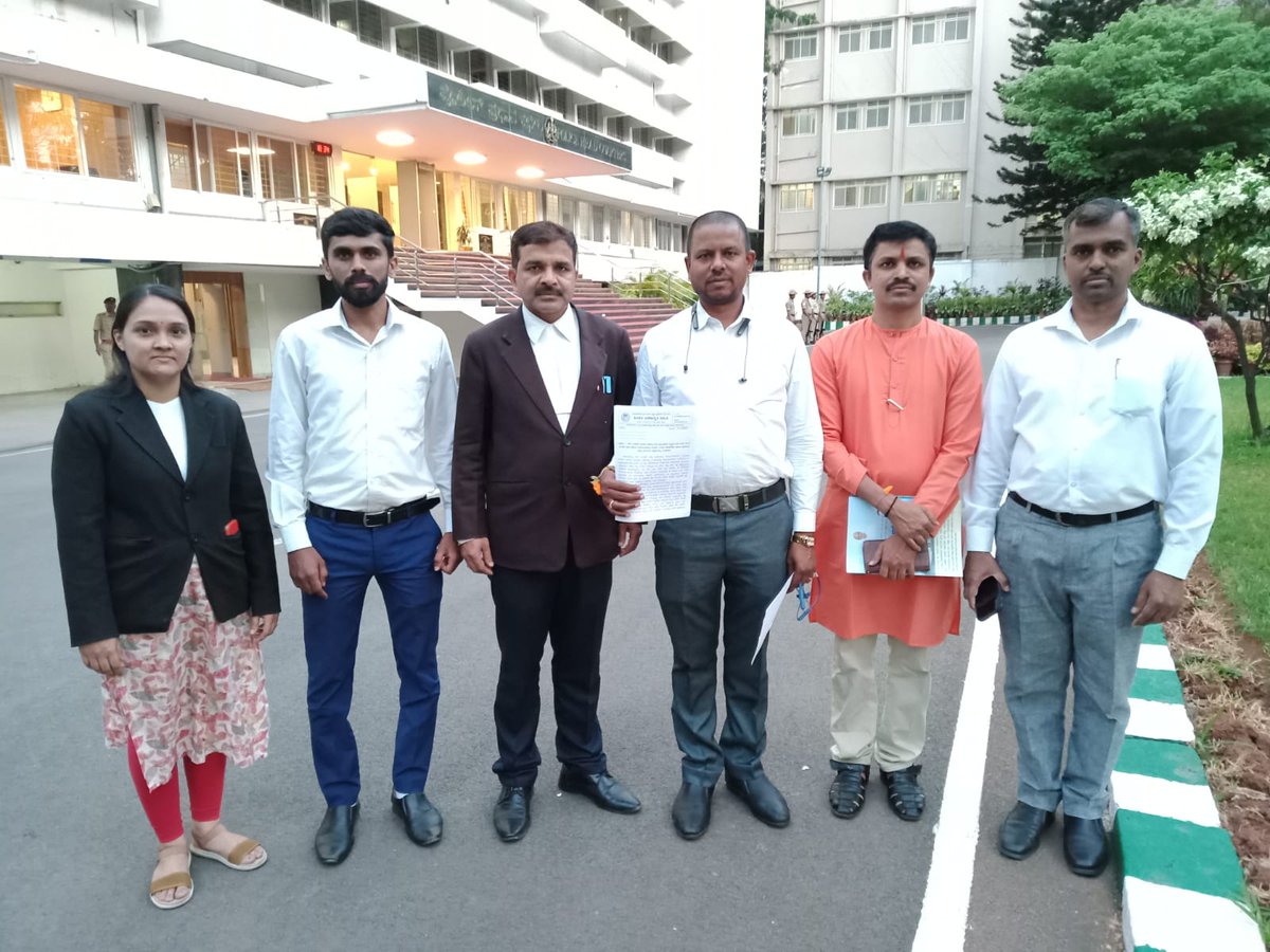 HJSKarnataka's tweet photo. Investigate the possible role of PFI and Naxalites in the firing on advocate Krishnamurthy in Madikeri District..

Appeal by @HinduJagrutiOrg to @alokkumar6994

#Hindu_Advocate_Attacked

@DgpKarnataka @ssvirendra @Vishnu_Jain1 @ANI @PTI_News https://t.co/h6vRCwGlgc