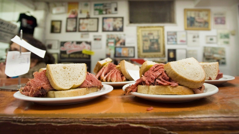 NEW EP- What's the story behind Montreal Smoked Meat & what was Matzohgate? We chat with @AndreaEidinger to learn about Montreal’s Jewish community through the dishes, cookbooks & restaurants that have now become iconic. 👂🏾link.chtbl.com/sloctwitter 📸Schwartz's deli (G. Hughes)