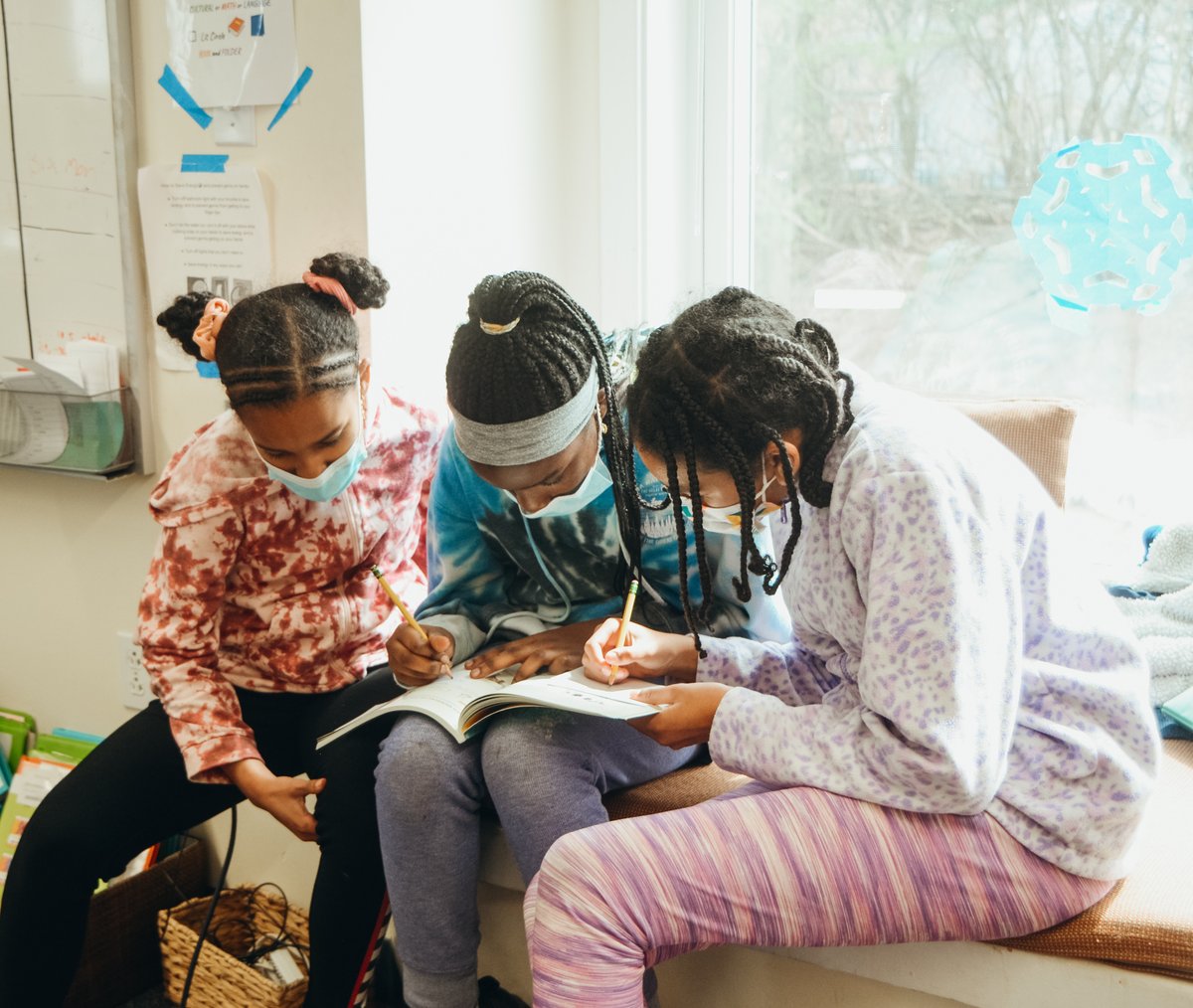 LexMontessori's tweet photo. Upper Elementary students collaborating in the classroom! #IAmLMS #LMSHappiness #LMSUpperEl https://t.co/scg4yBEaNv