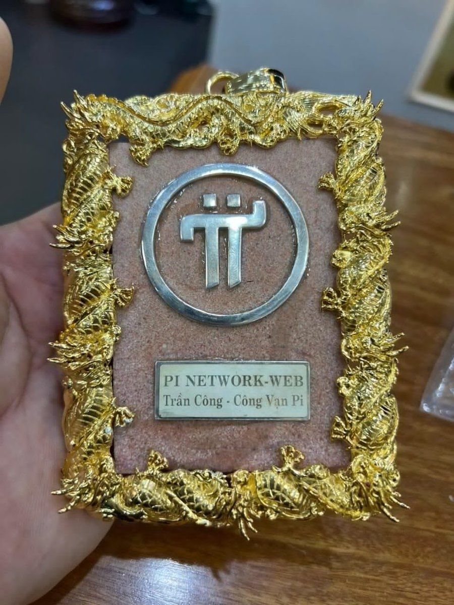 PI_QMOUNTAIN's tweet photo. A Vietnamese pioner created a 9999 gold pinetwork picture frame to show love and trust. https://t.co/aUXX3Jkt4O