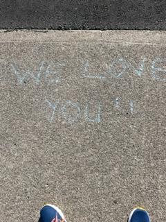 KindnessChamps's tweet photo. Simple #actions can make a HUGE difference💞
During a morning walk with Bella, our almost 12 yo rescue #dog, I was #delighted to walk from driveway to driveway and see these #treasures of #positivity and #love❤️ #betheoneto #ubuntu #thereisgood🐶🌟 https://t.co/FkVRZbJKwJ
