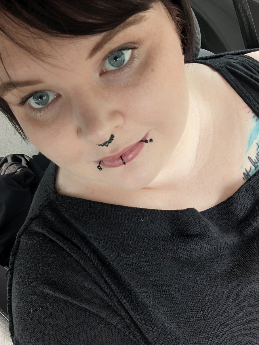 KQueenchaos's tweet photo. Warten auf den Mann um dann zum Konzert. 
Ich freu mich. https://t.co/1GP7psuOAL