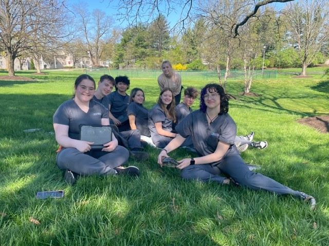 EasternCenter's tweet photo. The seniors were enjoying this beautiful weather with their class turtle, Amanda. #turtlesoftwitter #Vetscience #Veterinary #skills https://t.co/fQL6Mv4oCb