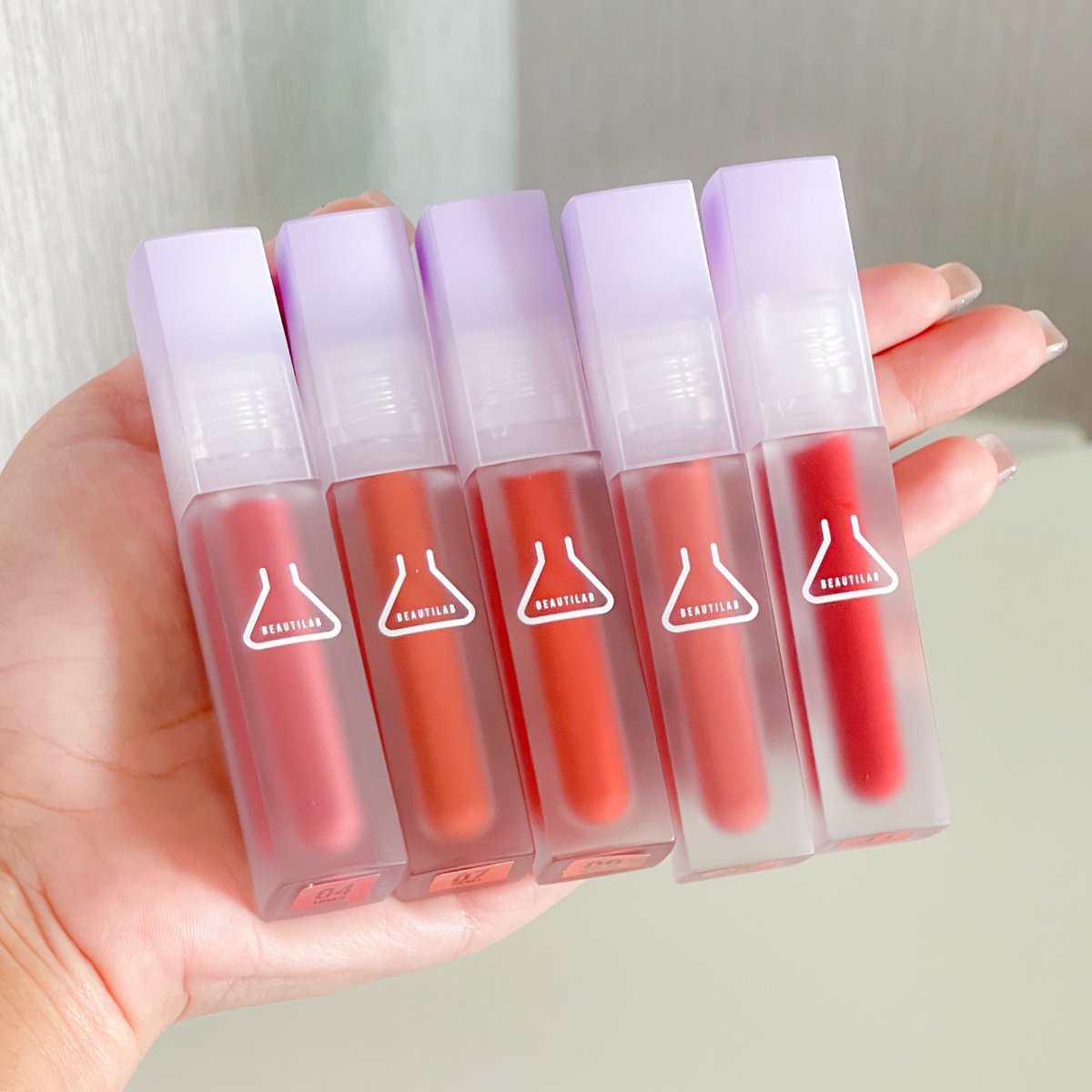 reviewstylegg's tweet photo. โอเค ลิป beautilab รุ่นใหม่คือเกินคาดอีกละ สีชัดมาก กลบสีปากมิด ติดทนแบบลื๊มมม สีที่เลือกมาคือขับผิวทุกสีเลยอะ แต่ชอบสุดคือ 08 อันนี้จะไปแนวหวานก็ปัง แนวแซ่บก็จึ้ง สีค่ดสวยย ทาไปกินข้าวสีลิปก็ไม่หลุดอะ กินเสร็จปากสวยไม่ซีดชนะเริ่ด ✨ https://t.co/v9c40opYPf