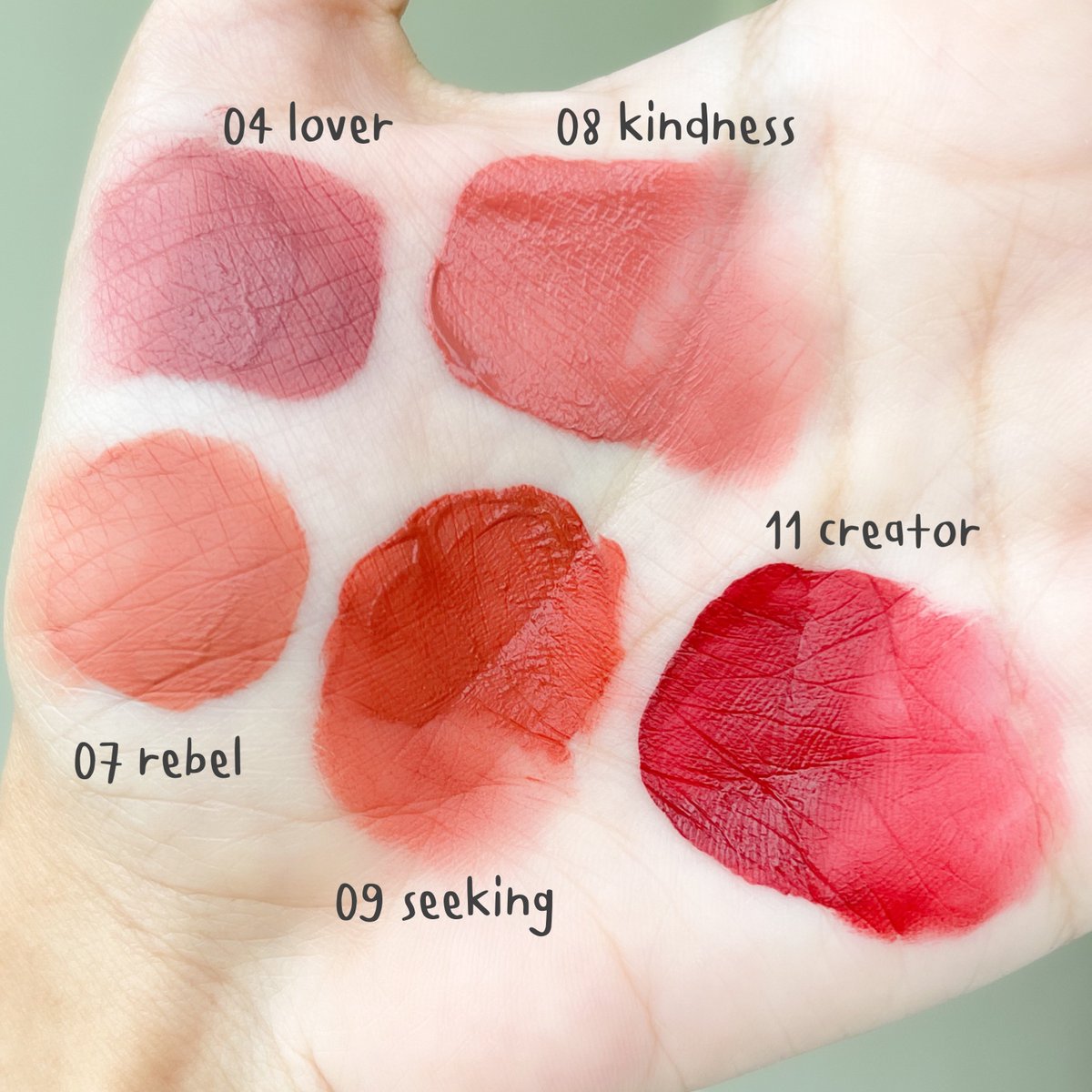 reviewstylegg's tweet photo. โอเค ลิป beautilab รุ่นใหม่คือเกินคาดอีกละ สีชัดมาก กลบสีปากมิด ติดทนแบบลื๊มมม สีที่เลือกมาคือขับผิวทุกสีเลยอะ แต่ชอบสุดคือ 08 อันนี้จะไปแนวหวานก็ปัง แนวแซ่บก็จึ้ง สีค่ดสวยย ทาไปกินข้าวสีลิปก็ไม่หลุดอะ กินเสร็จปากสวยไม่ซีดชนะเริ่ด ✨ https://t.co/v9c40opYPf