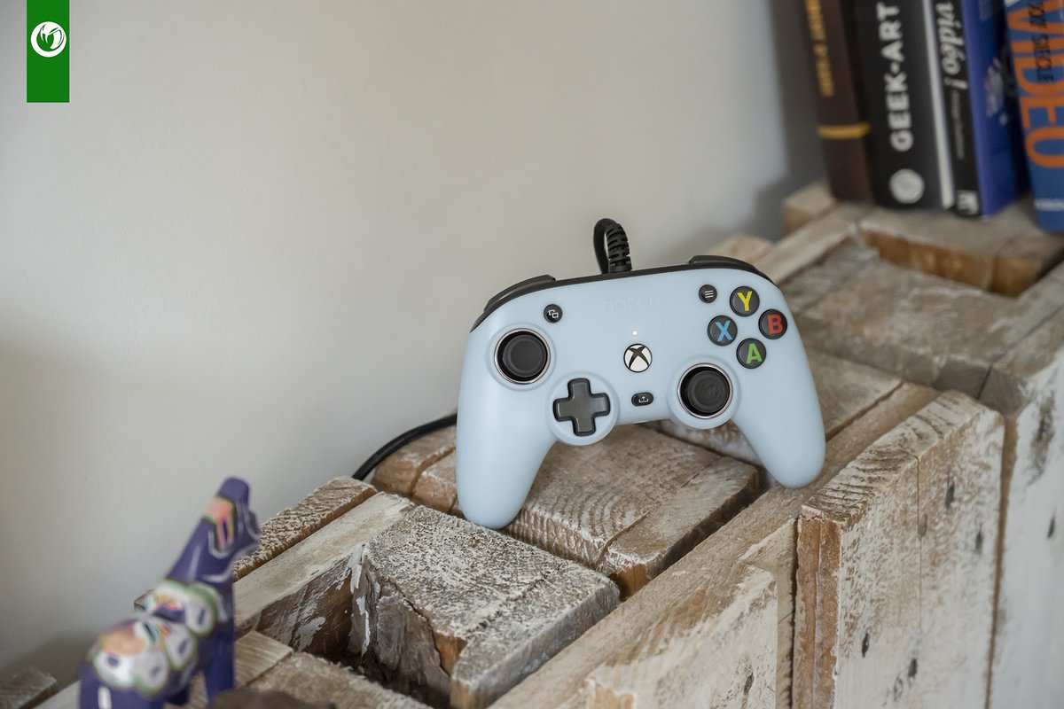 NaconFR's tweet photo. La manette Pro Compact #Nacon se décline en 5 coloris laissant le choix à chacun du style qui lui convient le mieux… avant d'entrer dans l'arène pour écraser ses adversaires !😜🎮
👉 https://t.co/1ZuZFABJdA
#ProCompact #DesignedForXbox #Nouveauté #XboxSeries #XboxOne #Windows https://t.co/xZIe4qszz5