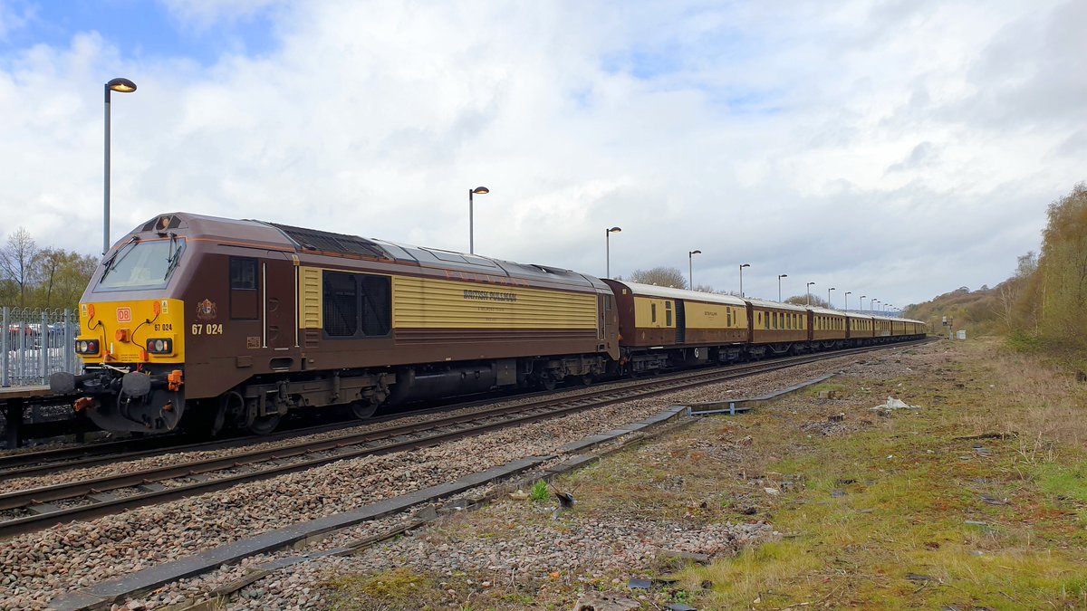 TheReal0F54's tweet photo. 67024 waits to leave Chesterfield with the return Belmond British Pullman to London Victoria, 12/04/23. https://t.co/EF6Li1BTfr