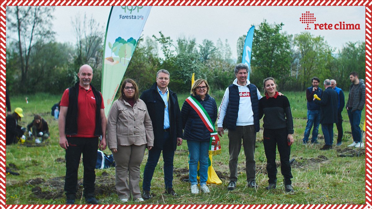 ReteClima's tweet photo. A Vignola (MO) nasce un nuovo bosco urbano grazie all'intervento di @EON_Italia con l’aiuto dei ragazzi delle scuole locali e con il supporto di #reteclima.
Il nuovo #BoscoE.ON sarà composto da diverse piante, tra cui la farnia e il ciliegio selvatico. 🔎🌱 #forestaitalia https://t.co/9N82DT3xSm